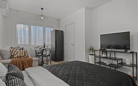 Urban View Studio - Free Parking - Metro Station - Self Check-In - Shops
